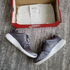 WMNS NIKE ROSHE ONE PREMIUM GUNSMOKE SILVER SHOE